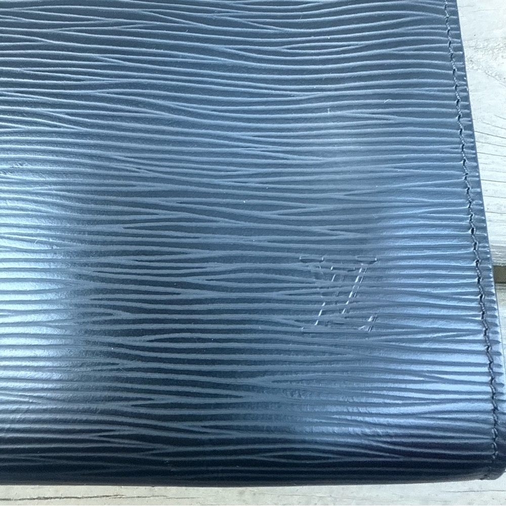 Louis Vuitton black textured epi leather Pochette bag - Picture 3 of 13